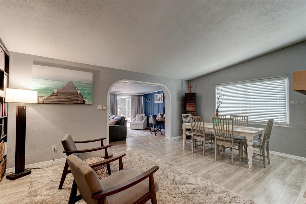 合同活跃: $575,000 (4 贝兹, 2 浴室, 2305 平方英尺)