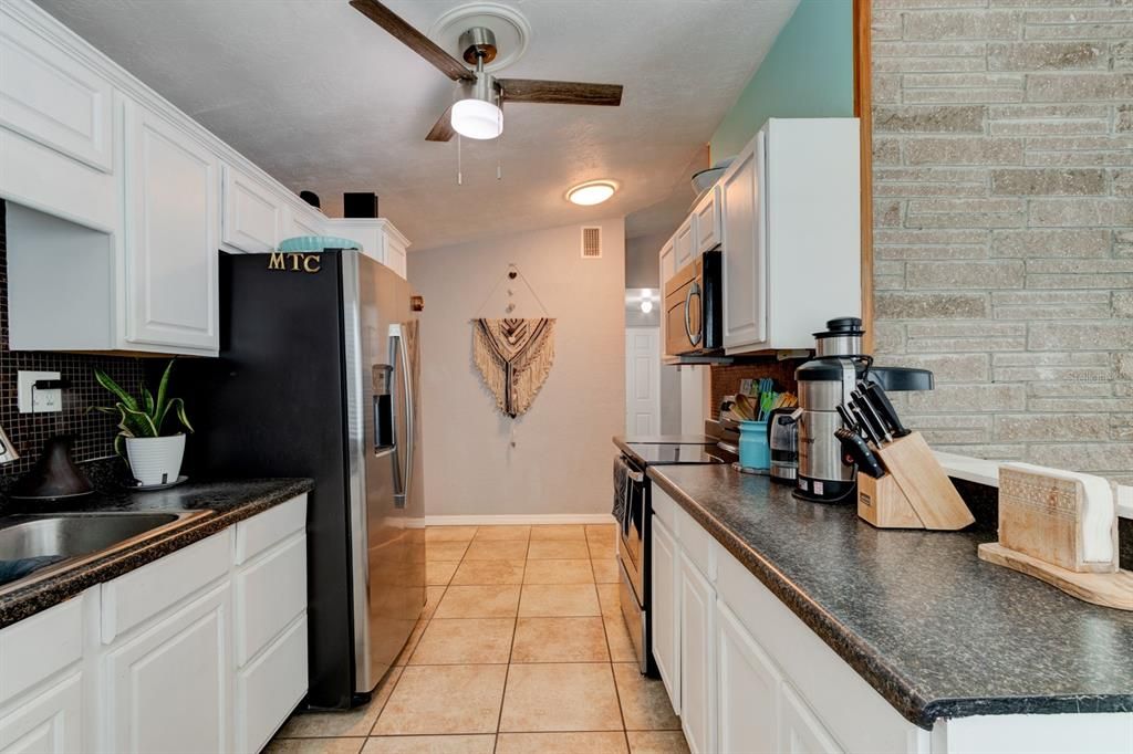 合同活跃: $575,000 (4 贝兹, 2 浴室, 2305 平方英尺)