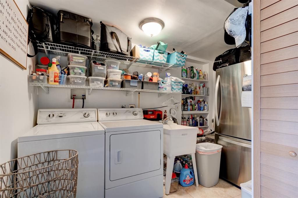 合同活跃: $575,000 (4 贝兹, 2 浴室, 2305 平方英尺)