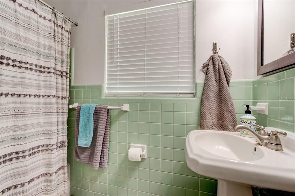 合同活跃: $575,000 (4 贝兹, 2 浴室, 2305 平方英尺)