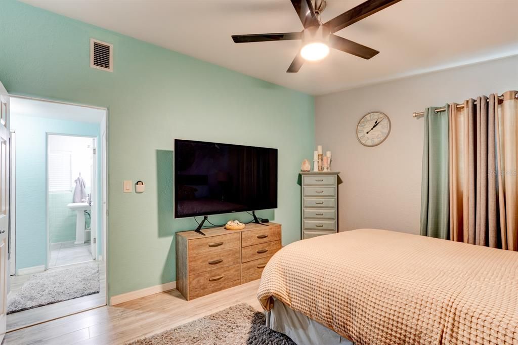 合同活跃: $575,000 (4 贝兹, 2 浴室, 2305 平方英尺)