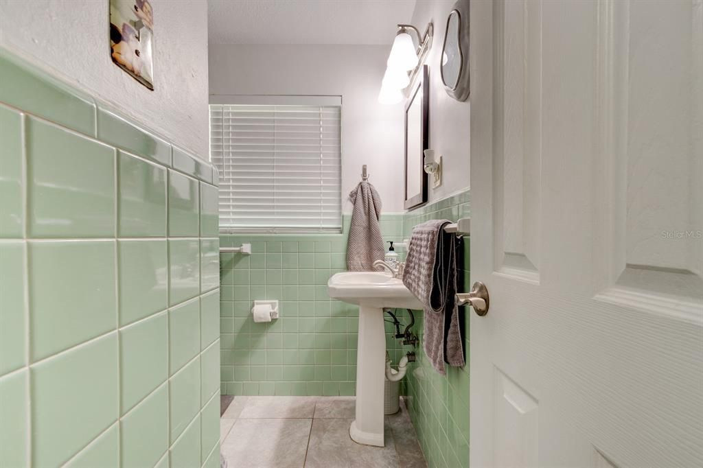 合同活跃: $575,000 (4 贝兹, 2 浴室, 2305 平方英尺)