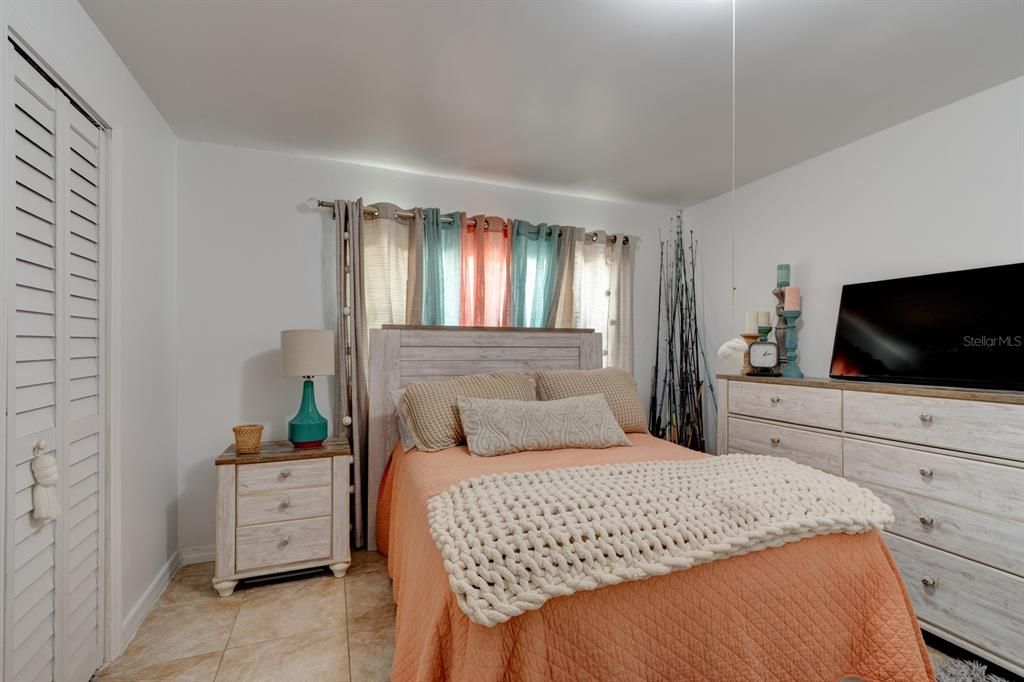 合同活跃: $575,000 (4 贝兹, 2 浴室, 2305 平方英尺)