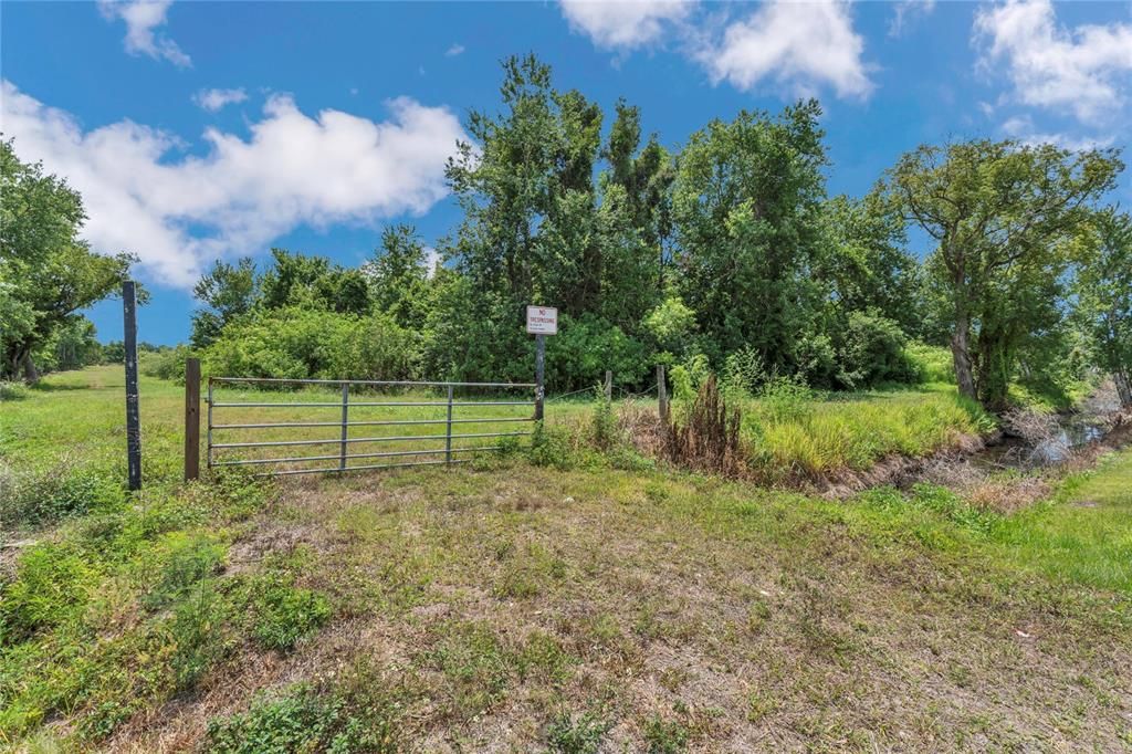 合同活跃: $325,000 (5.25 acres)