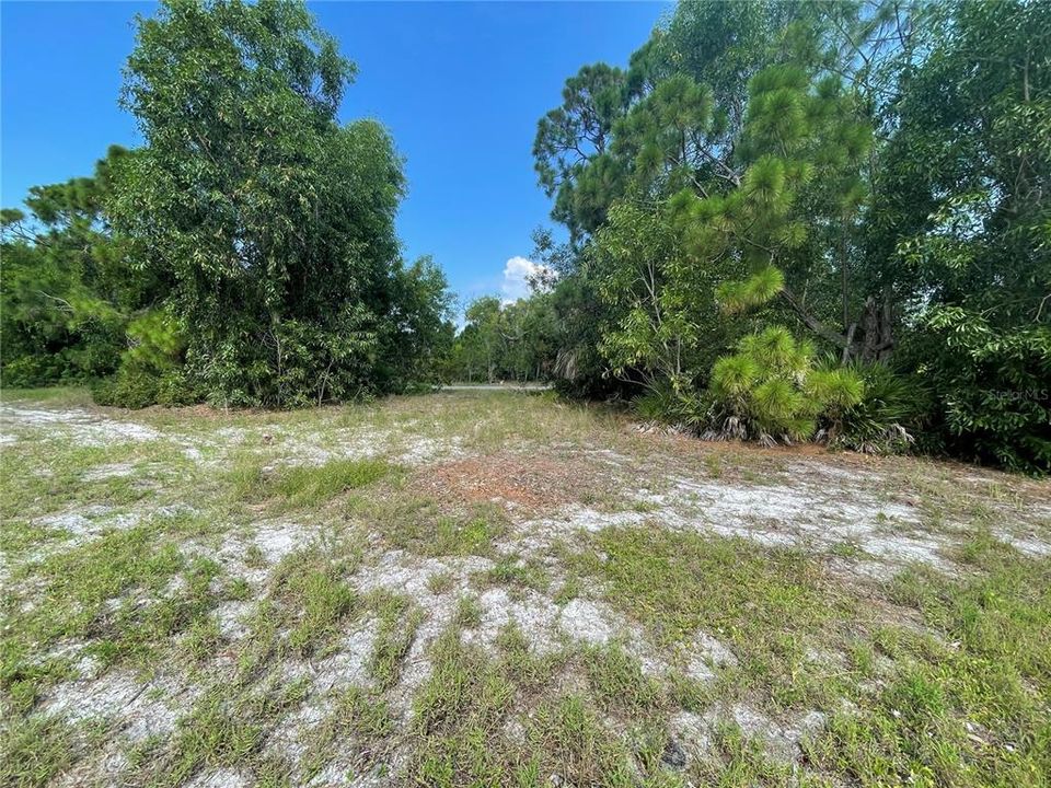 На продажу: $29,900 (0.23 acres)