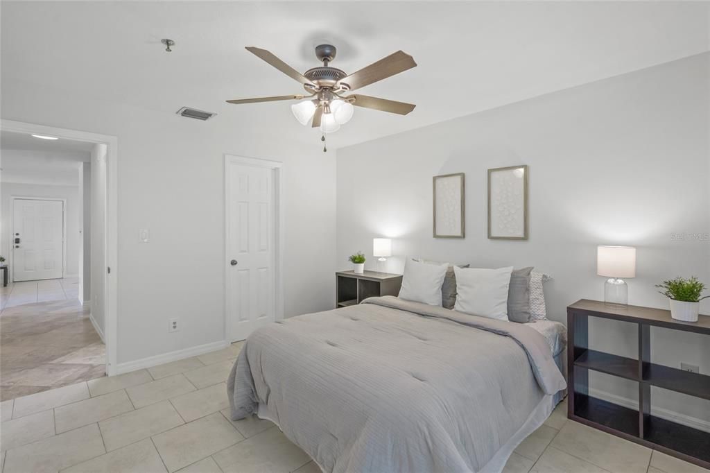 Active With Contract: $199,900 (2 beds, 2 baths, 1129 Square Feet)