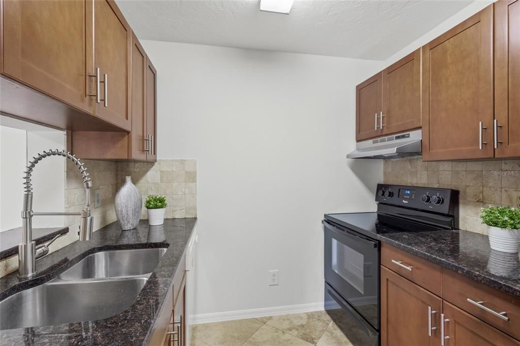 Active With Contract: $199,900 (2 beds, 2 baths, 1129 Square Feet)