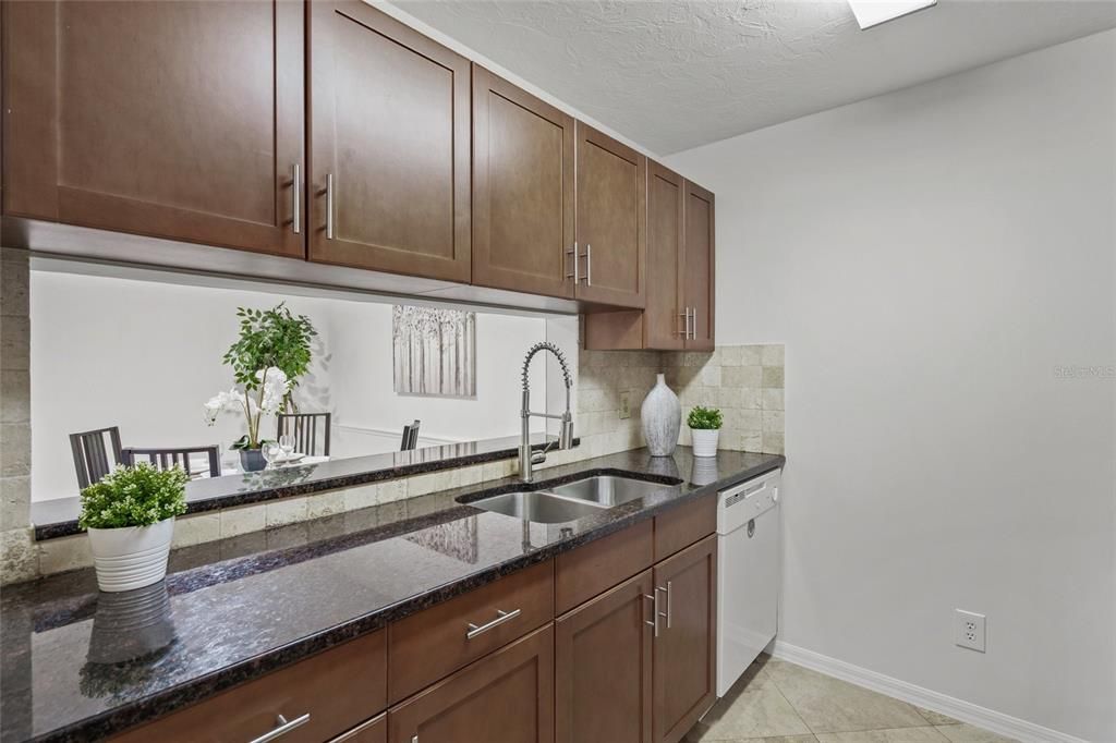 Active With Contract: $199,900 (2 beds, 2 baths, 1129 Square Feet)