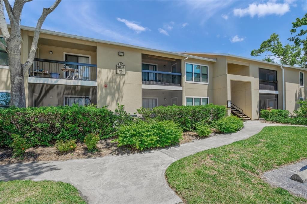 Active With Contract: $199,900 (2 beds, 2 baths, 1129 Square Feet)