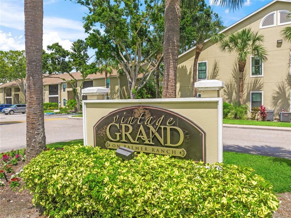 Active With Contract: $199,900 (2 beds, 2 baths, 1129 Square Feet)