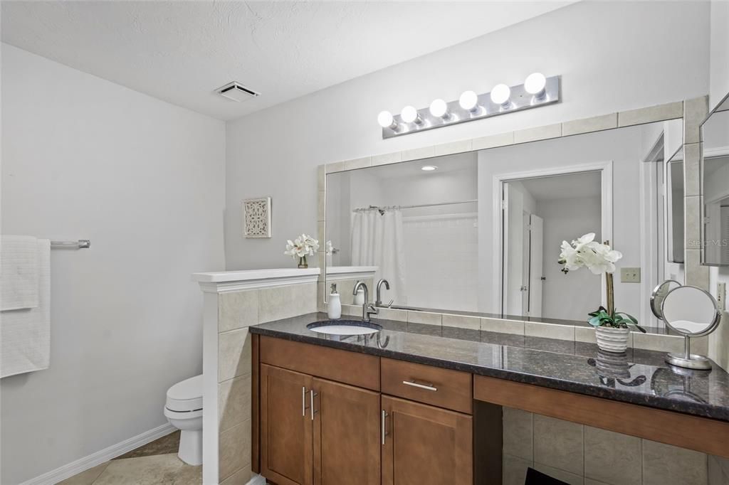 Active With Contract: $199,900 (2 beds, 2 baths, 1129 Square Feet)