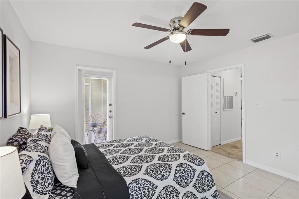 Active With Contract: $199,900 (2 beds, 2 baths, 1129 Square Feet)