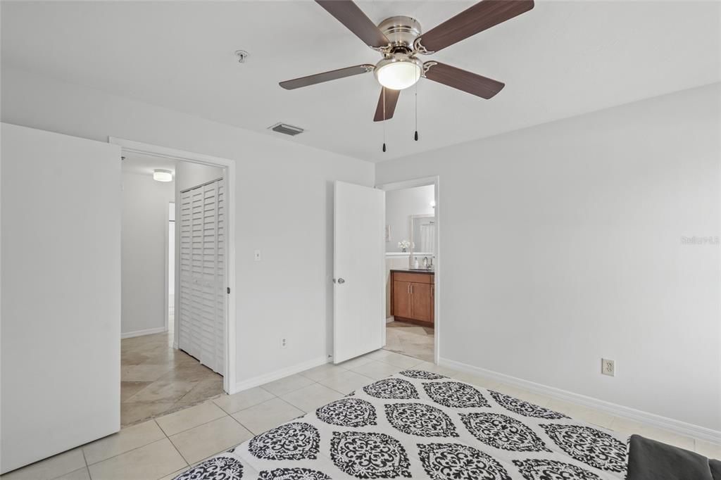 Active With Contract: $199,900 (2 beds, 2 baths, 1129 Square Feet)