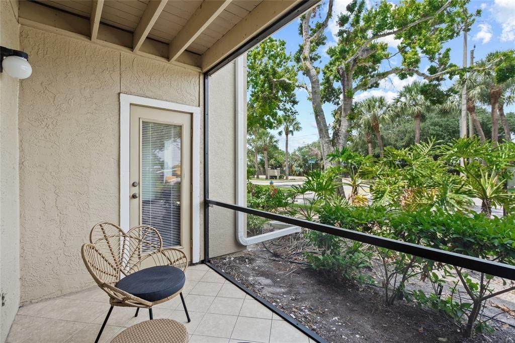 Active With Contract: $199,900 (2 beds, 2 baths, 1129 Square Feet)