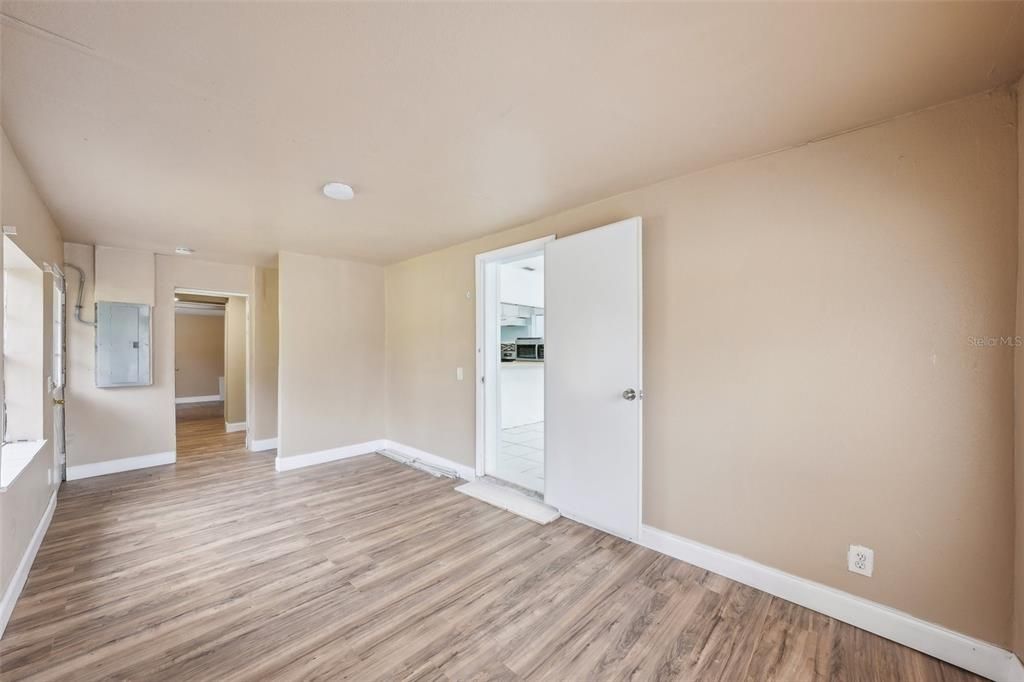 Под контрактом: $250,000 (3 спален, 1 ванн, 1346 Квадратных фут)