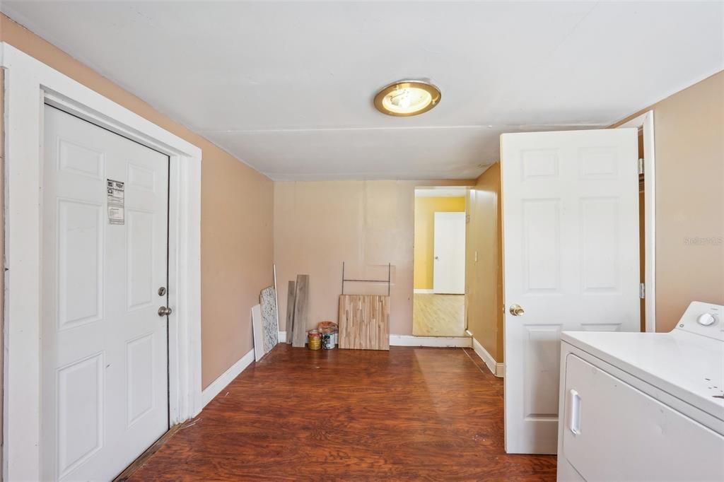 Под контрактом: $250,000 (3 спален, 1 ванн, 1346 Квадратных фут)