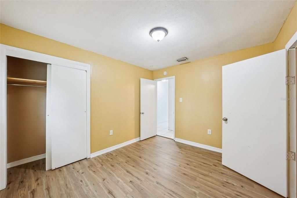 Под контрактом: $250,000 (3 спален, 1 ванн, 1346 Квадратных фут)