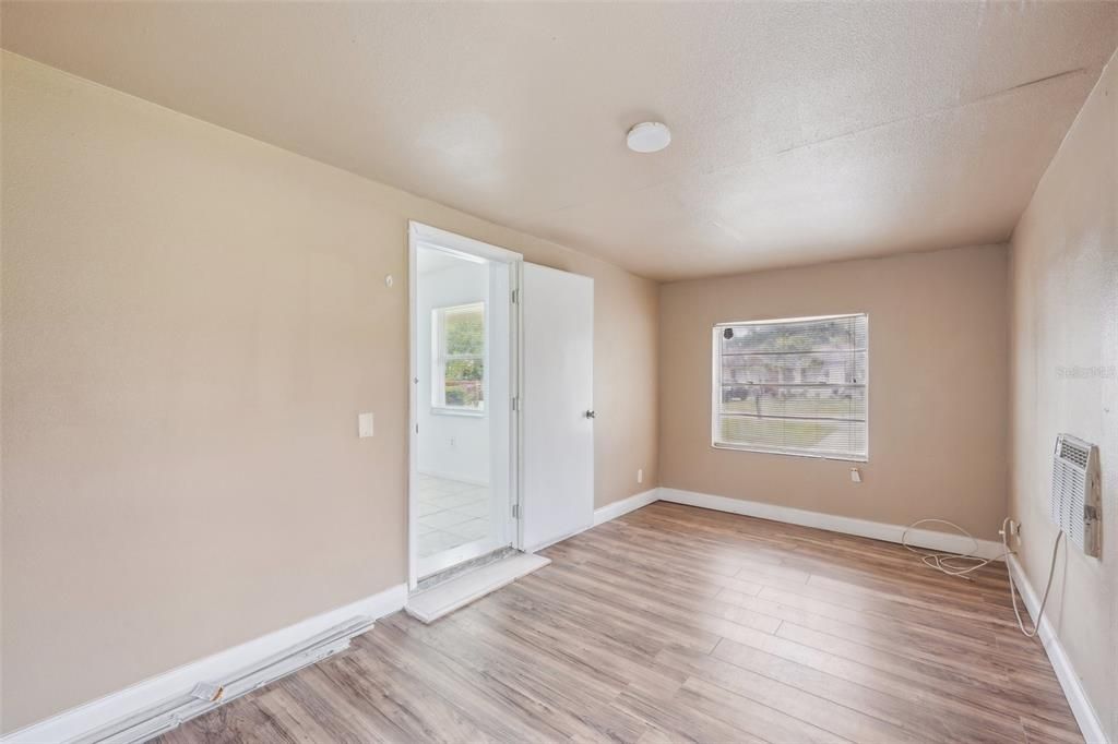 Под контрактом: $250,000 (3 спален, 1 ванн, 1346 Квадратных фут)