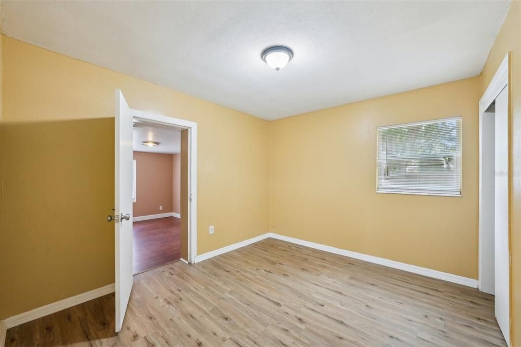 Под контрактом: $250,000 (3 спален, 1 ванн, 1346 Квадратных фут)