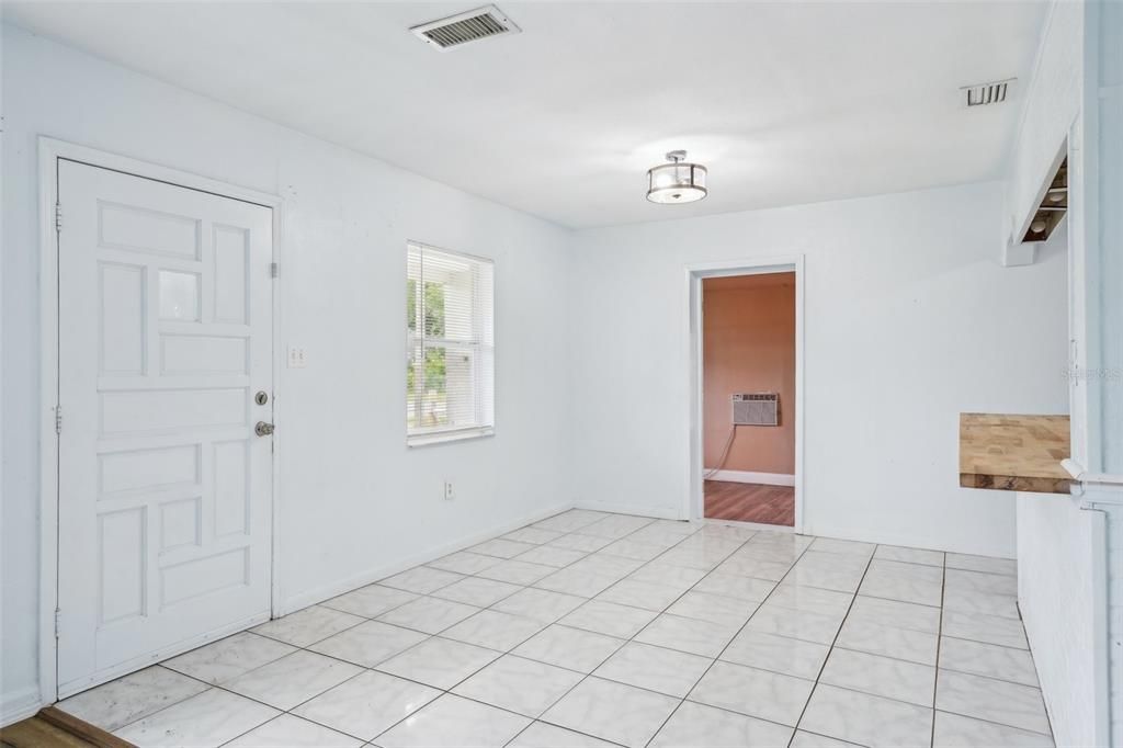 Под контрактом: $250,000 (3 спален, 1 ванн, 1346 Квадратных фут)