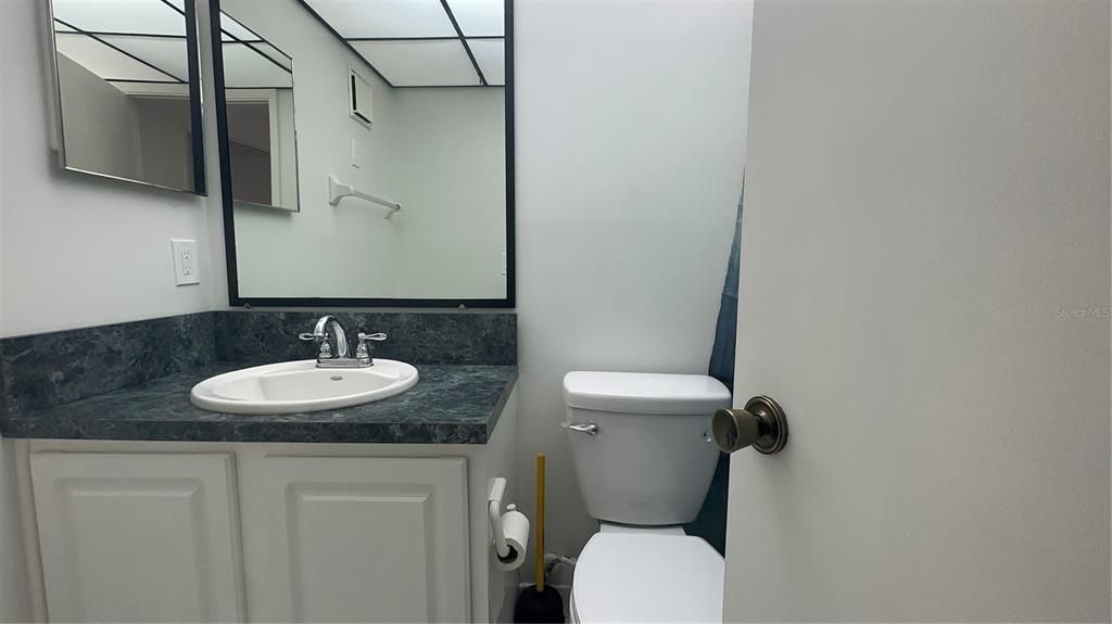 合同活跃: $100,000 (1 贝兹, 1 浴室, 800 平方英尺)