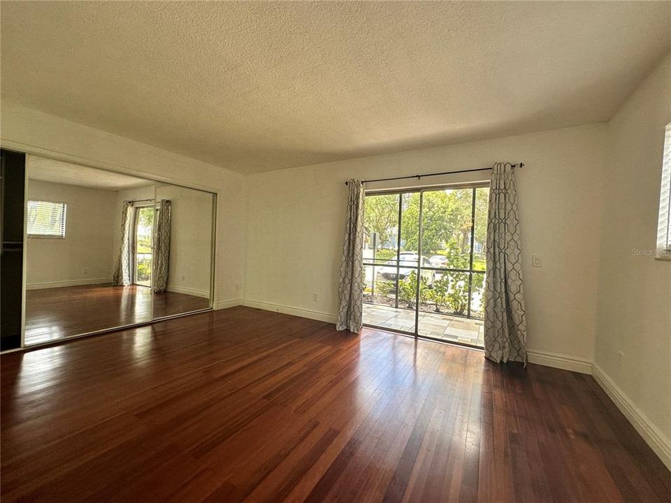 合同活跃: $100,000 (1 贝兹, 1 浴室, 800 平方英尺)