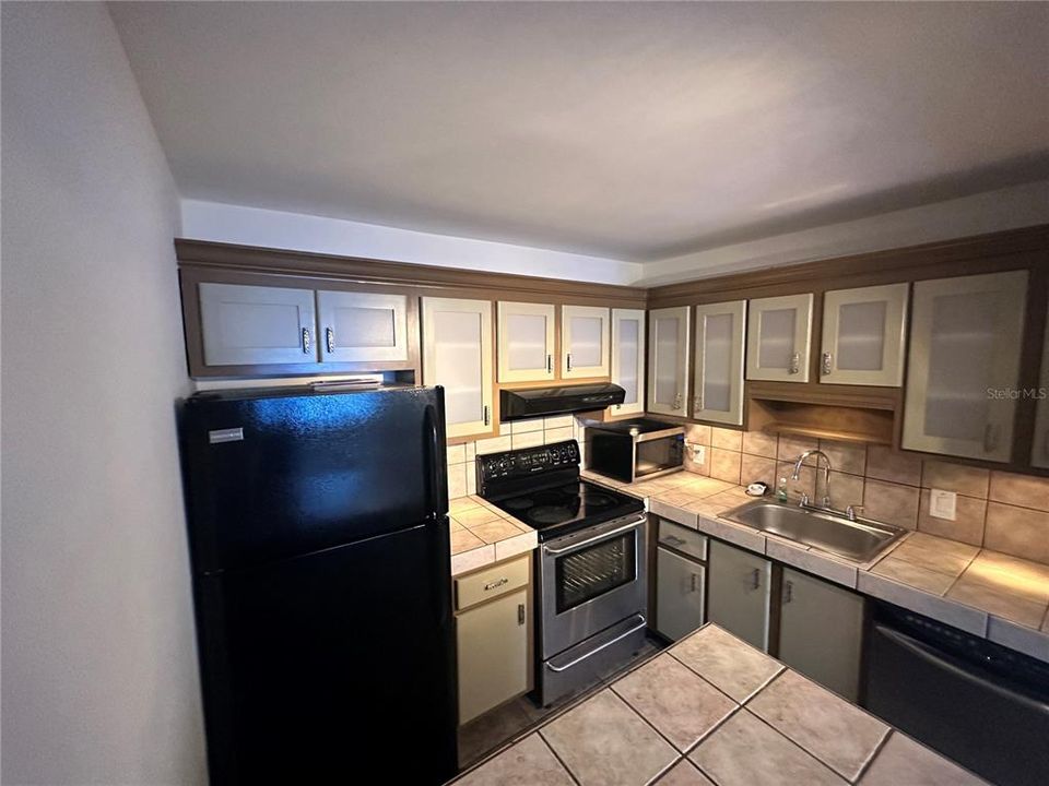 合同活跃: $100,000 (1 贝兹, 1 浴室, 800 平方英尺)