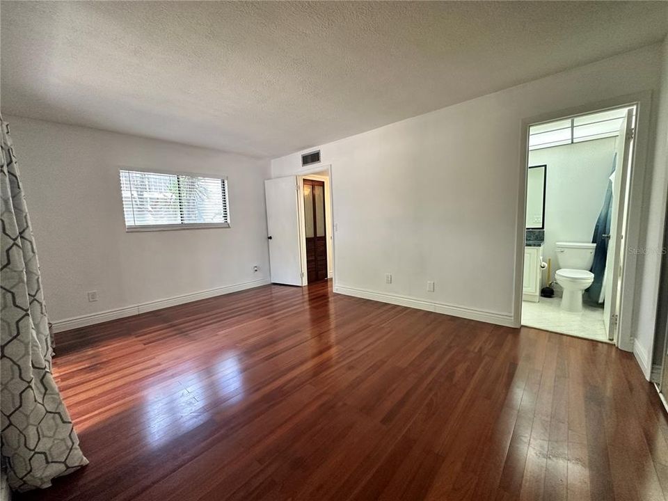 合同活跃: $100,000 (1 贝兹, 1 浴室, 800 平方英尺)