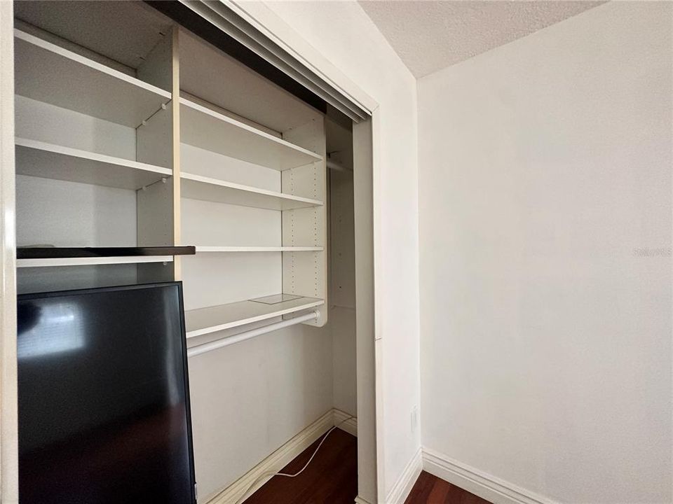 合同活跃: $100,000 (1 贝兹, 1 浴室, 800 平方英尺)