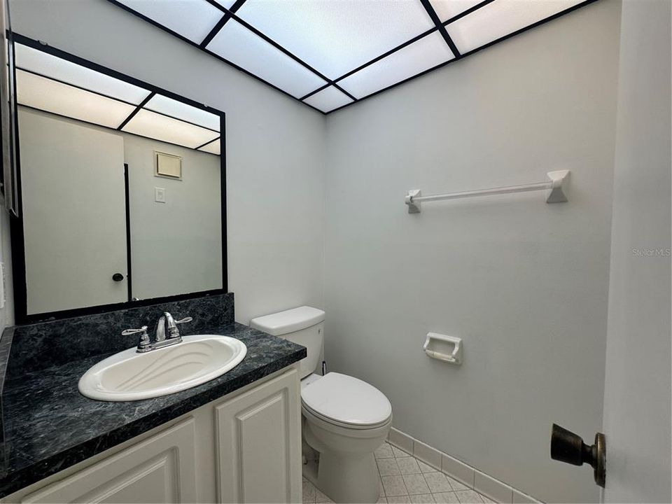 合同活跃: $100,000 (1 贝兹, 1 浴室, 800 平方英尺)