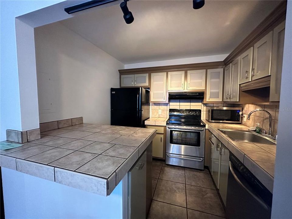 合同活跃: $100,000 (1 贝兹, 1 浴室, 800 平方英尺)