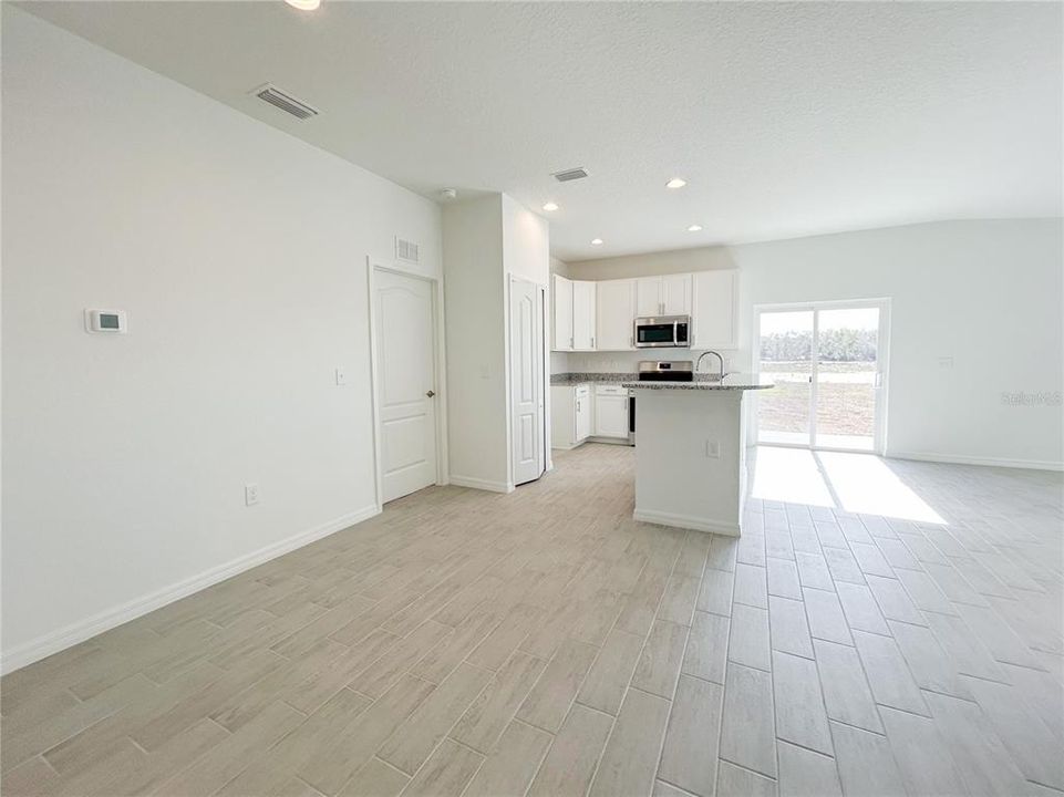 合同活跃: $264,900 (3 贝兹, 2 浴室, 1266 平方英尺)