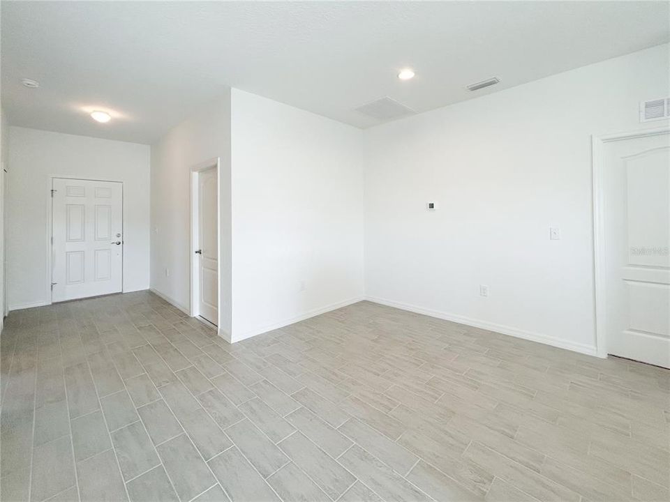 合同活跃: $264,900 (3 贝兹, 2 浴室, 1266 平方英尺)