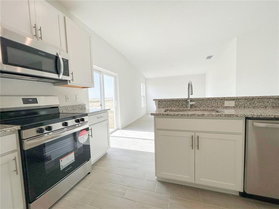 合同活跃: $264,900 (3 贝兹, 2 浴室, 1266 平方英尺)