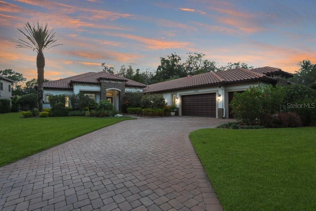 Activo con contrato: $1,575,000 (4 camas, 3 baños, 3700 Pies cuadrados)