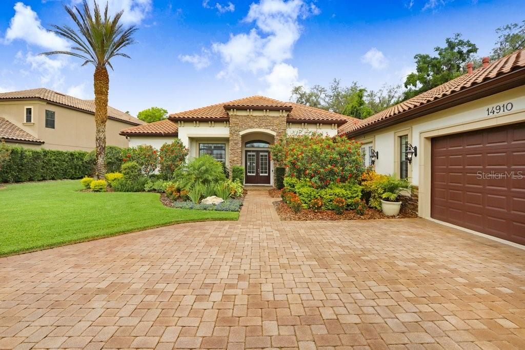 Activo con contrato: $1,575,000 (4 camas, 3 baños, 3700 Pies cuadrados)