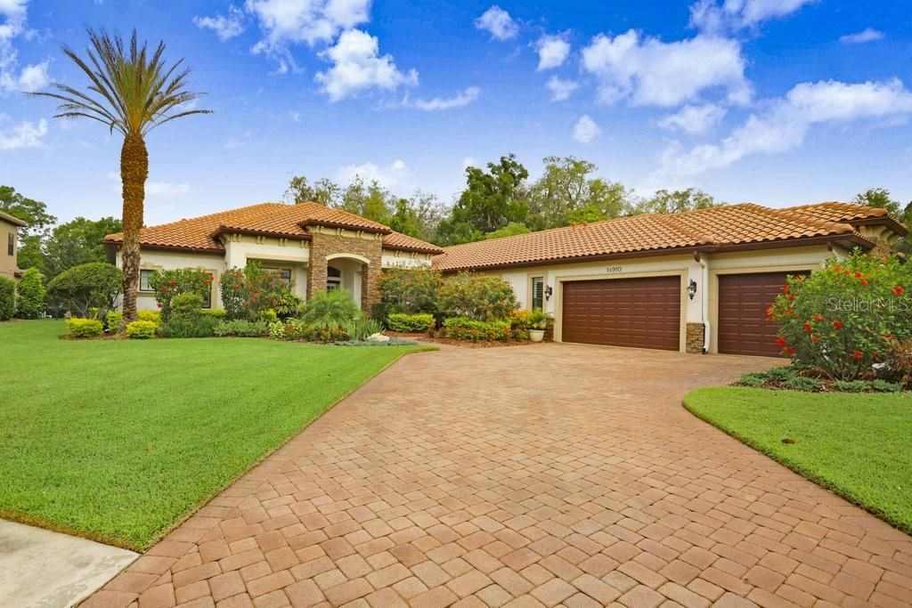 Activo con contrato: $1,575,000 (4 camas, 3 baños, 3700 Pies cuadrados)