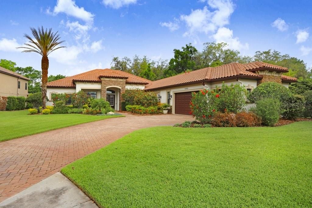 Activo con contrato: $1,575,000 (4 camas, 3 baños, 3700 Pies cuadrados)