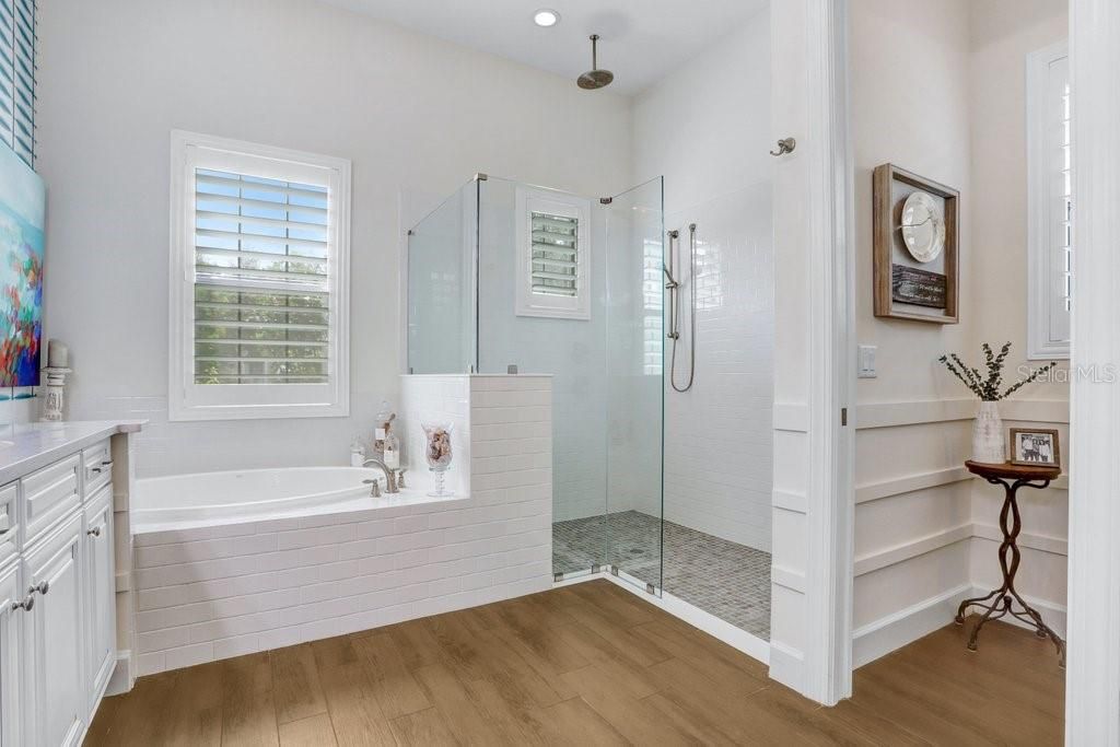 Activo con contrato: $1,575,000 (4 camas, 3 baños, 3700 Pies cuadrados)