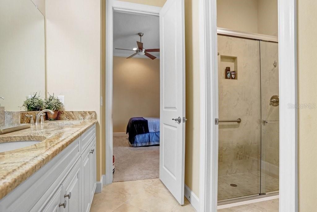 Activo con contrato: $1,575,000 (4 camas, 3 baños, 3700 Pies cuadrados)