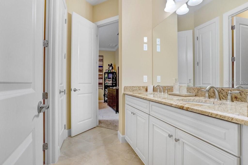 Activo con contrato: $1,575,000 (4 camas, 3 baños, 3700 Pies cuadrados)