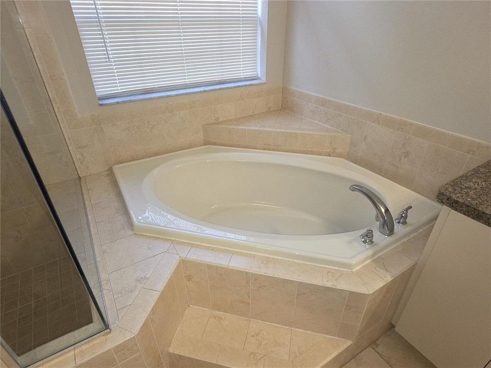 En Venta: $405,000 (3 camas, 2 baños, 2061 Pies cuadrados)