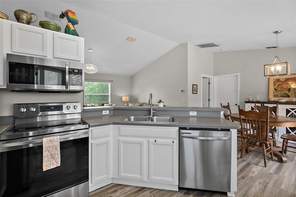 For Sale: $289,000 (3 beds, 2 baths, 1222 Square Feet)