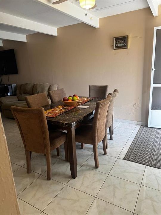 待售: $90,000 (1 贝兹, 1 浴室, 648 平方英尺)