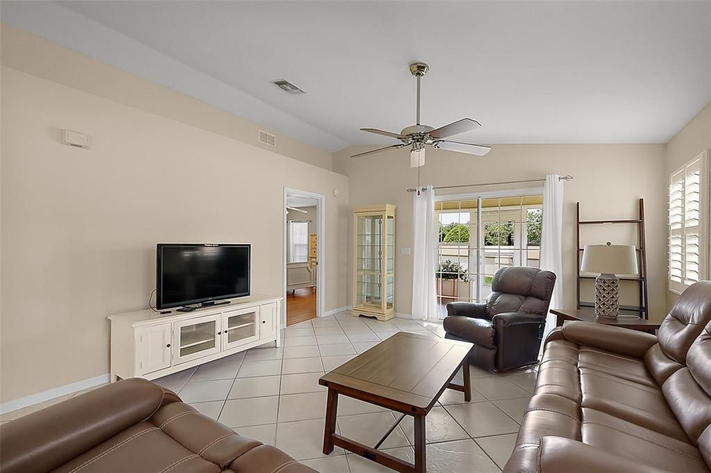 Active With Contract: $224,000 (2 beds, 2 baths, 1238 Square Feet)