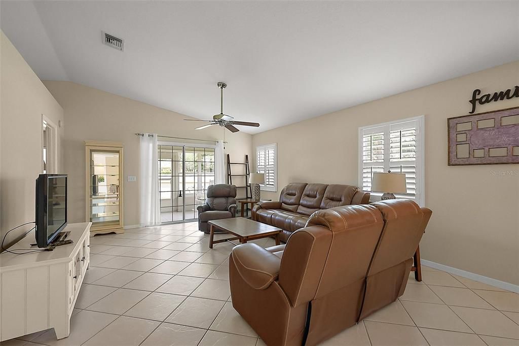 Active With Contract: $224,000 (2 beds, 2 baths, 1238 Square Feet)