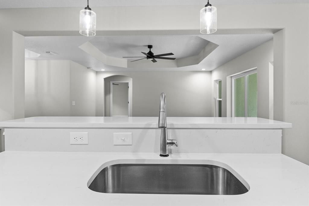 На продажу: $412,900 (4 спален, 2 ванн, 1930 Квадратных фут)