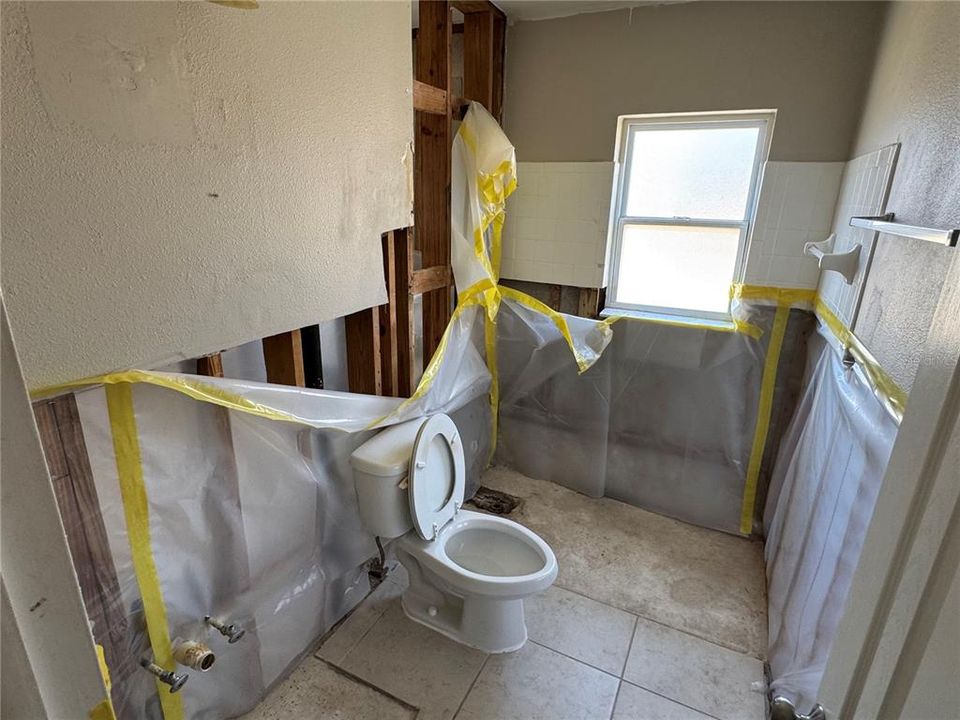 合同活跃: $284,900 (3 贝兹, 2 浴室, 1620 平方英尺)