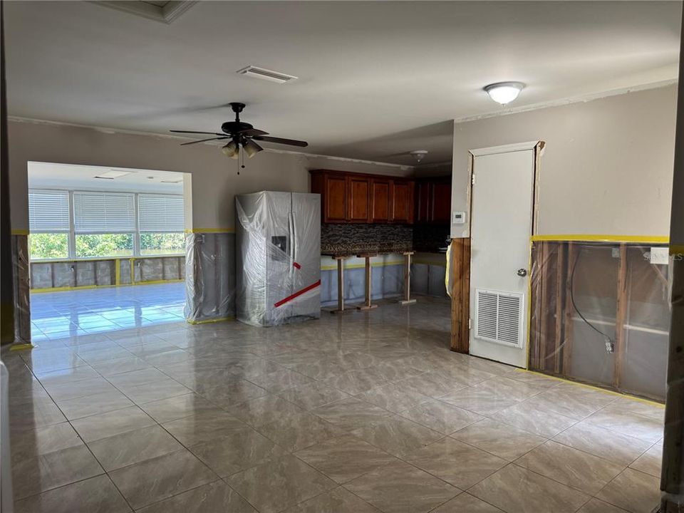 合同活跃: $284,900 (3 贝兹, 2 浴室, 1620 平方英尺)