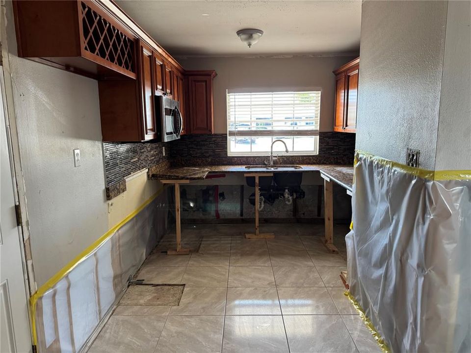 合同活跃: $284,900 (3 贝兹, 2 浴室, 1620 平方英尺)